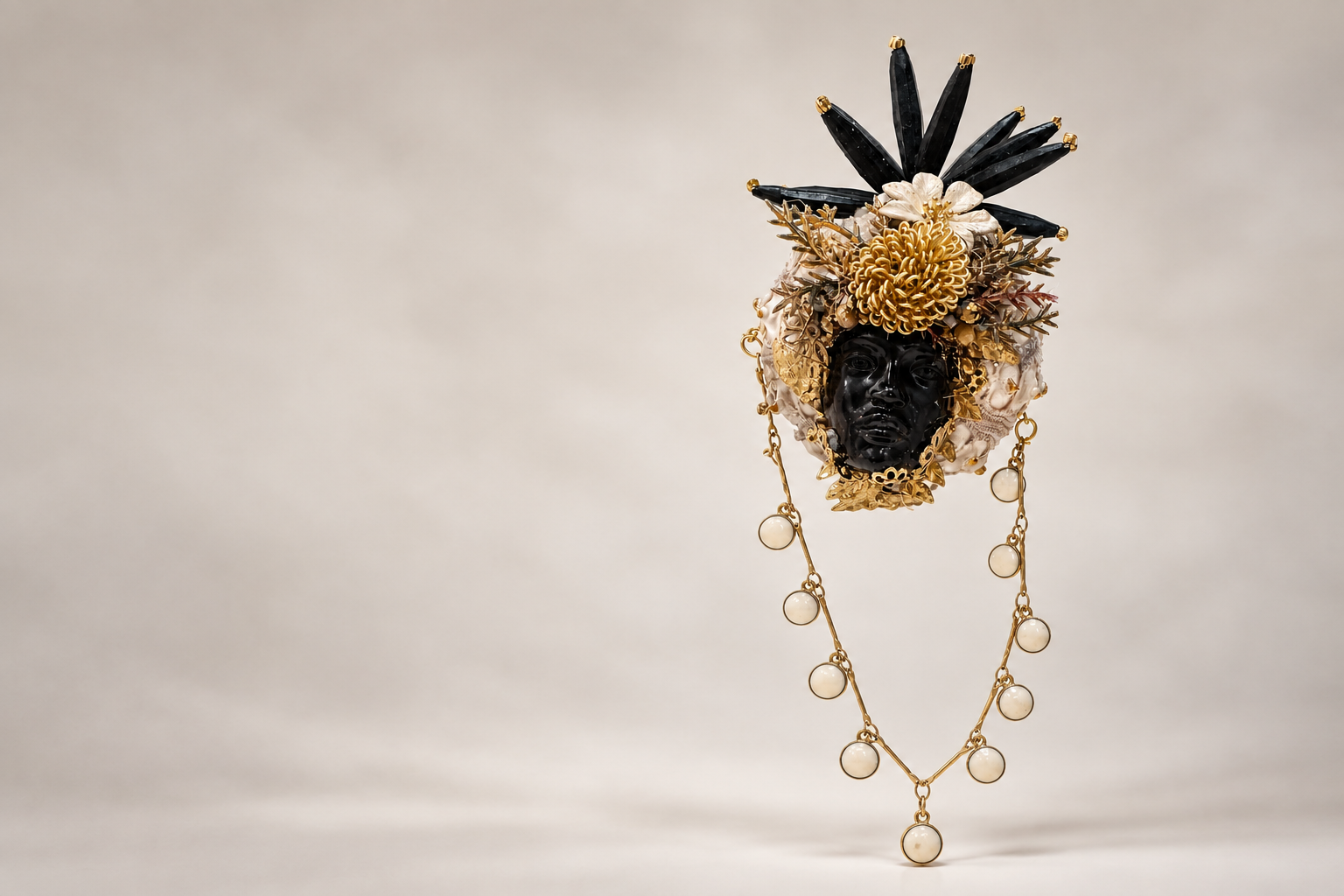 Beltzargin suspendida, con el rostro negro y la cadena completamente visibles