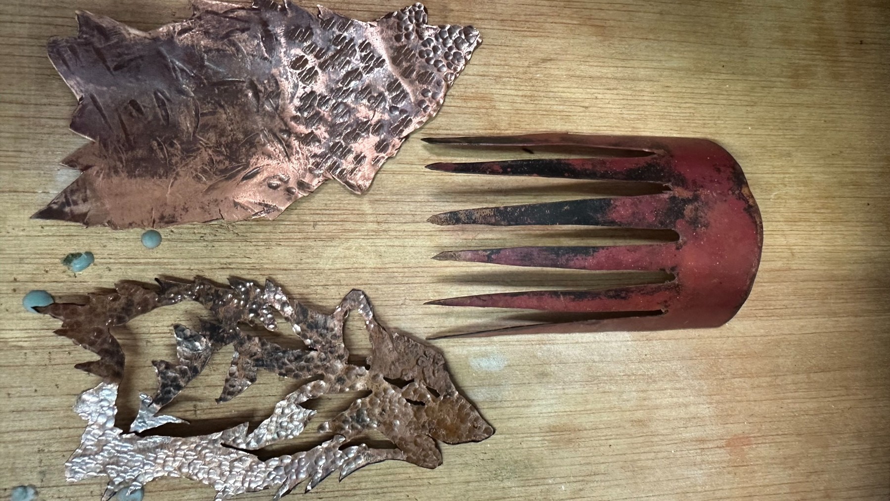 Las dos figuras y la base de la peineta separadas antes del montaje