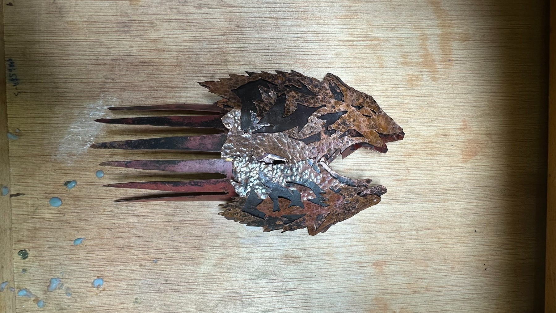Prueba de montaje de las figuras de loba sobre la peineta de cobre