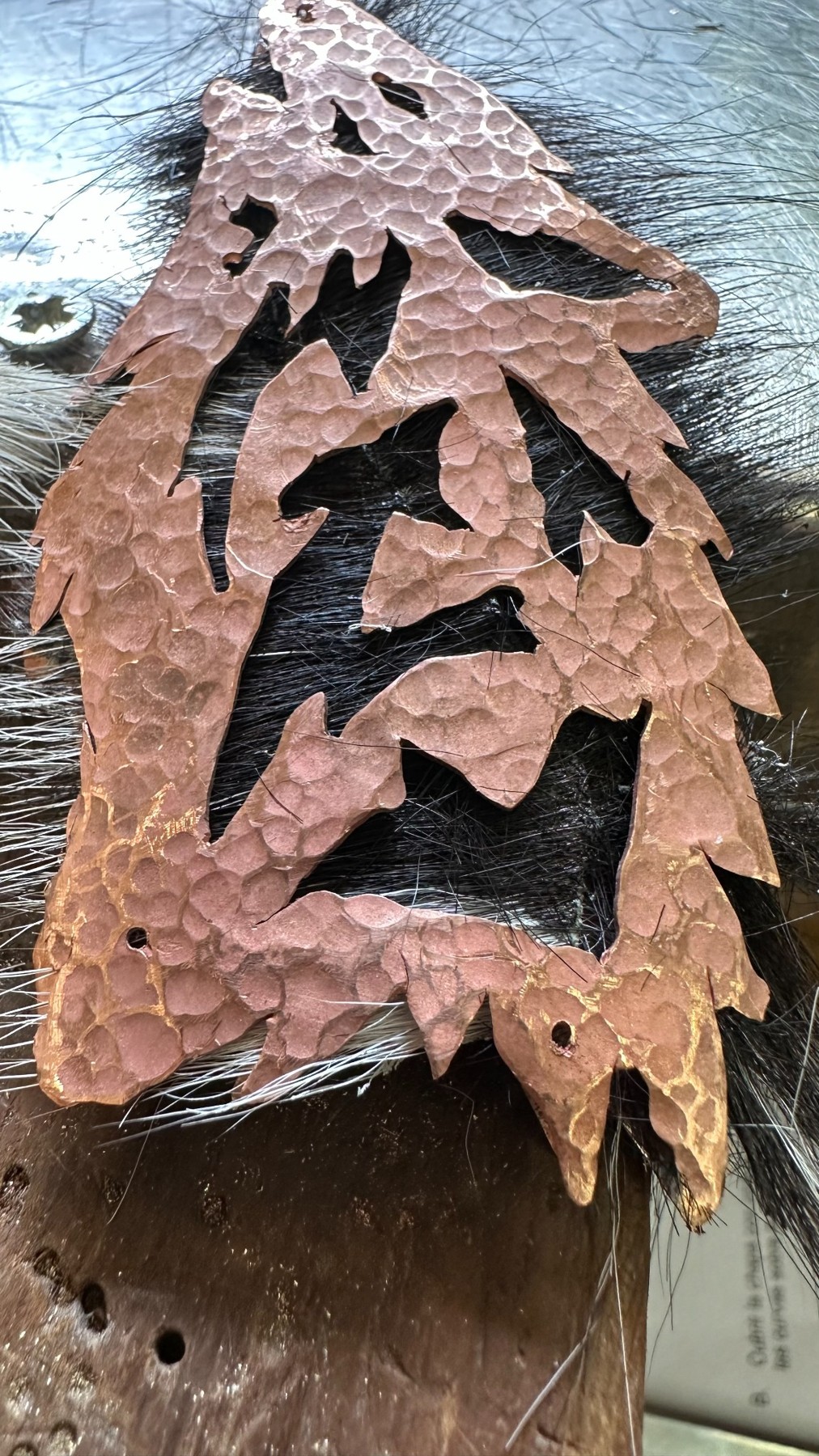 Detalle del cobre martillado y de las formas caladas del pelaje